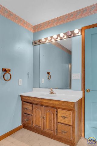 5813 SE Cross ST, Topeka, KS 66619