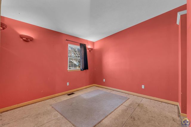 5813 SE Cross ST, Topeka, KS 66619