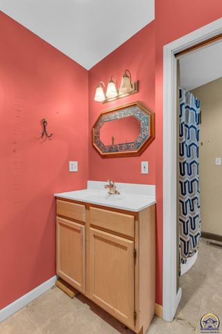 5813 SE Cross ST, Topeka, KS 66619