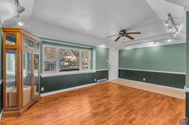 5813 SE Cross ST, Topeka, KS 66619