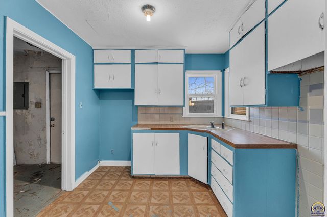 5813 SE Cross ST, Topeka, KS 66619