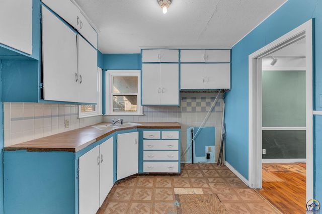 5813 SE Cross ST, Topeka, KS 66619