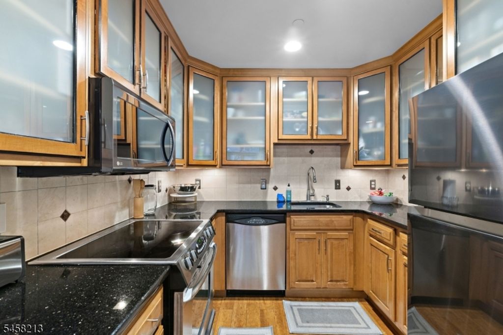 207 Shearwater Ct W 31, Jersey City, NJ 07305 — photo 5