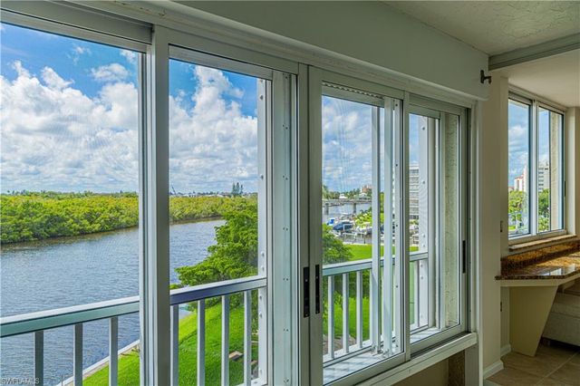 25 Bluebill Ave Apt 301, Naples, FL 34108