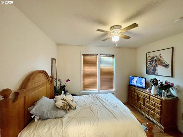 335 Sw SOUTH POINT St, Depoe Bay, OR 97341