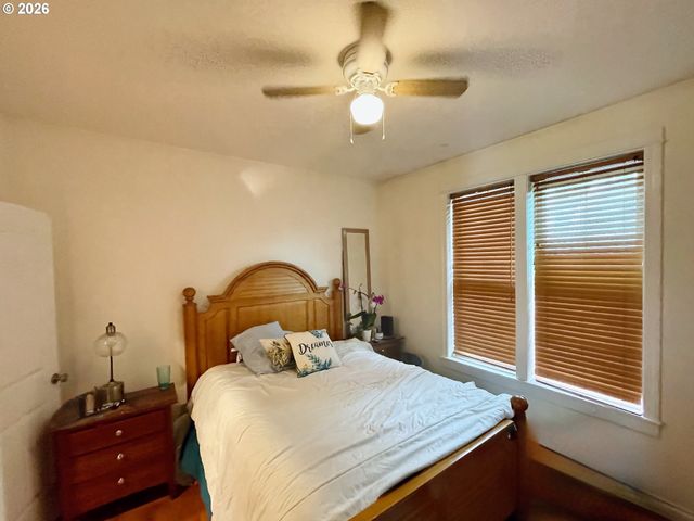 335 Sw SOUTH POINT St, Depoe Bay, OR 97341