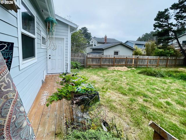 335 Sw SOUTH POINT St, Depoe Bay, OR 97341
