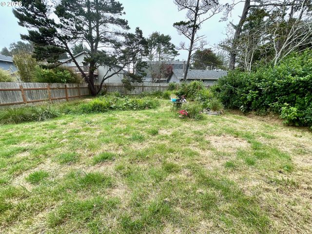 335 Sw SOUTH POINT St, Depoe Bay, OR 97341
