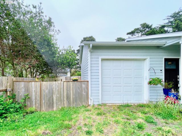 335 Sw SOUTH POINT St, Depoe Bay, OR 97341