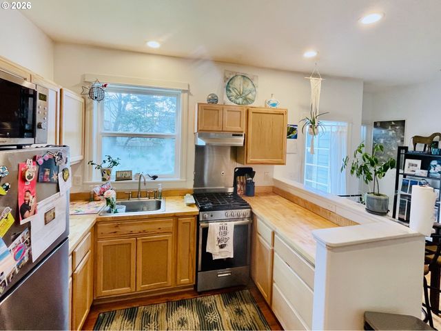 335 Sw SOUTH POINT St, Depoe Bay, OR 97341