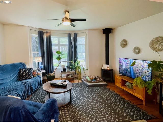 335 Sw SOUTH POINT St, Depoe Bay, OR 97341