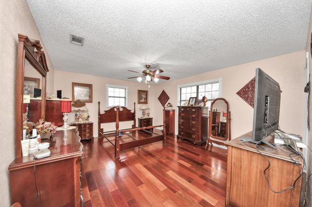 3518 Kansas, Fresno, TX 77545