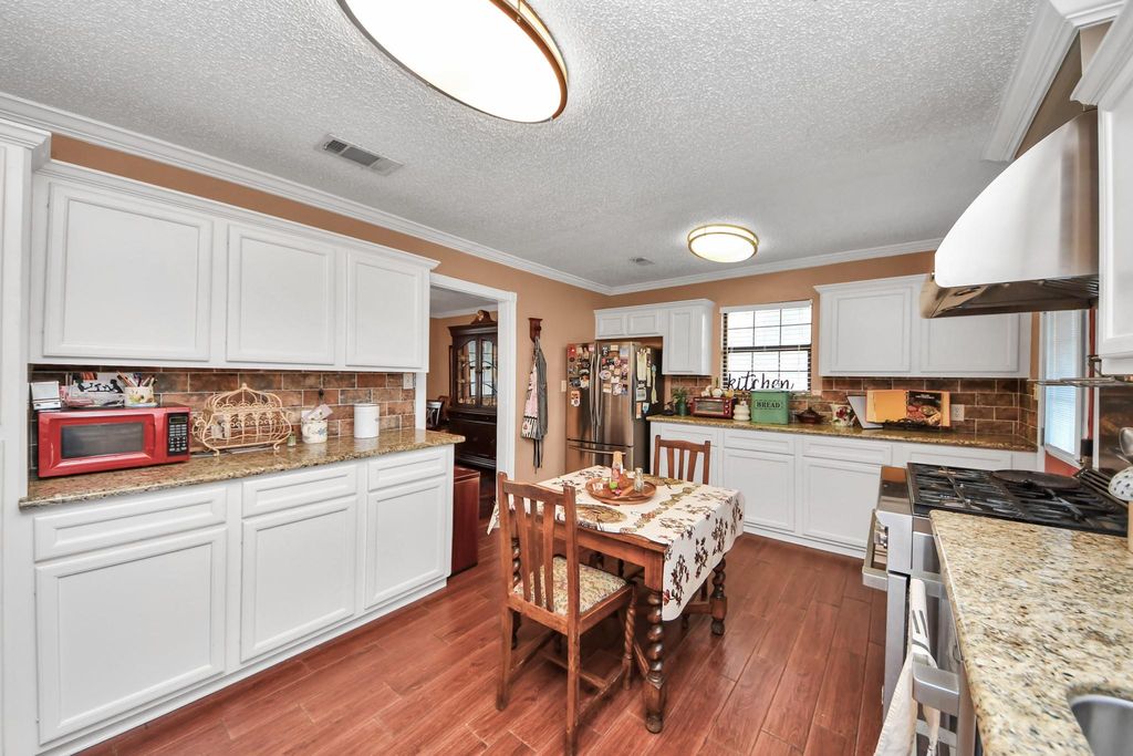 Image 10 of property listing at 3518 Kansas, Fresno, TX 77545