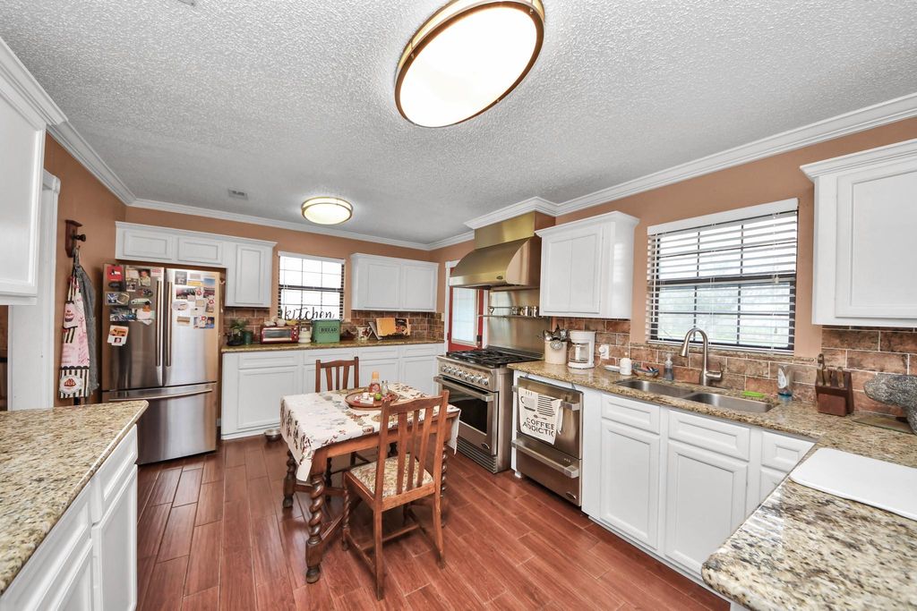 Image 12 of property listing at 3518 Kansas, Fresno, TX 77545
