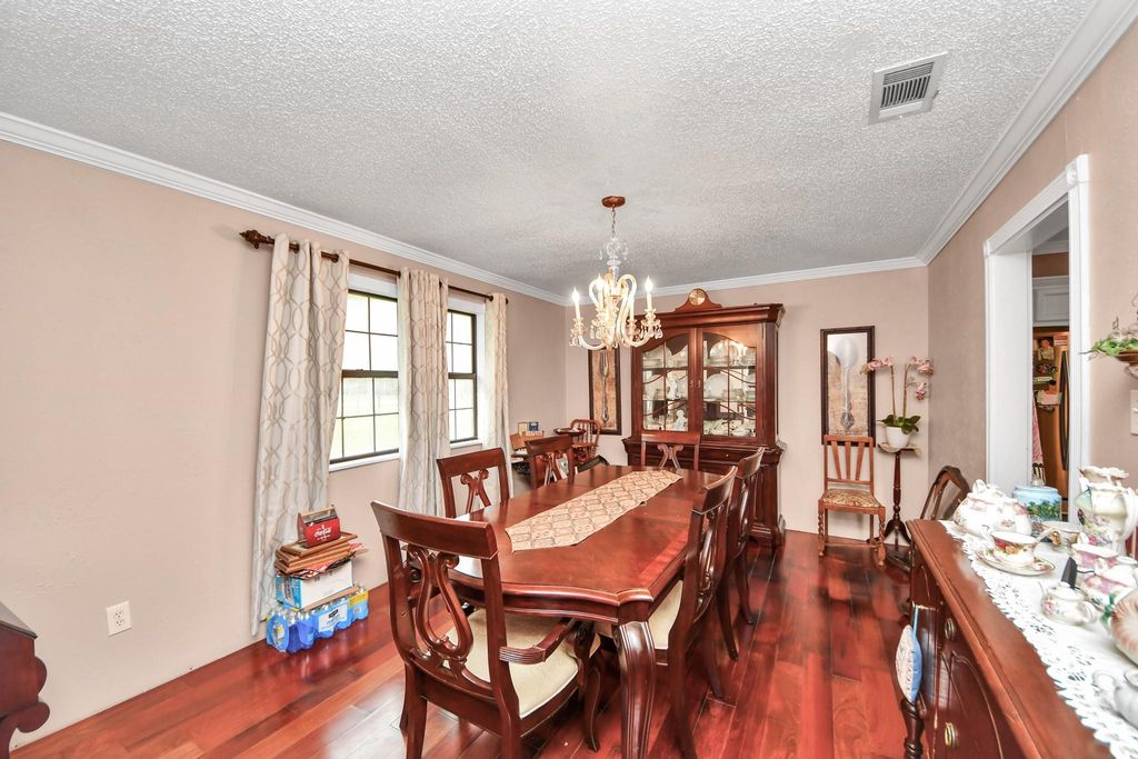 Image 13 of property listing at 3518 Kansas, Fresno, TX 77545