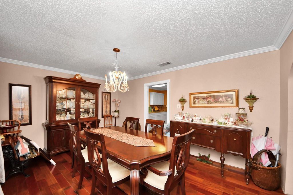 Image 14 of property listing at 3518 Kansas, Fresno, TX 77545