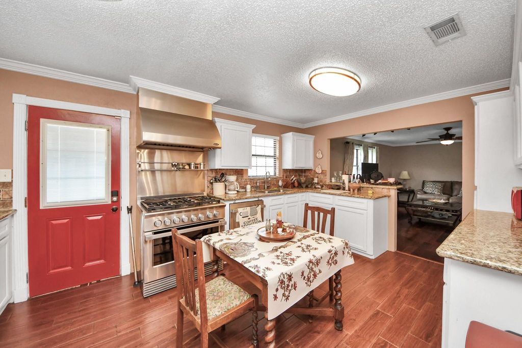 Image 15 of property listing at 3518 Kansas, Fresno, TX 77545