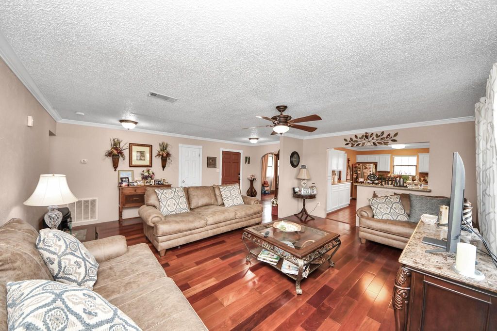 Image 18 of property listing at 3518 Kansas, Fresno, TX 77545