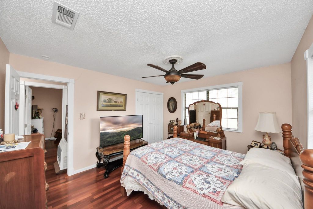 Image 23 of property listing at 3518 Kansas, Fresno, TX 77545