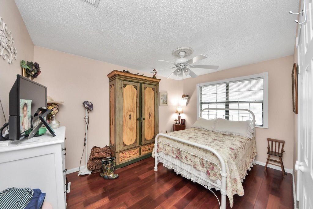 Image 25 of property listing at 3518 Kansas, Fresno, TX 77545