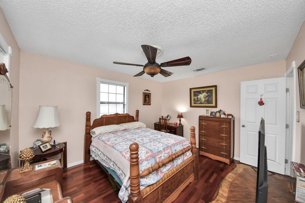 Image 27 of property listing at 3518 Kansas, Fresno, TX 77545
