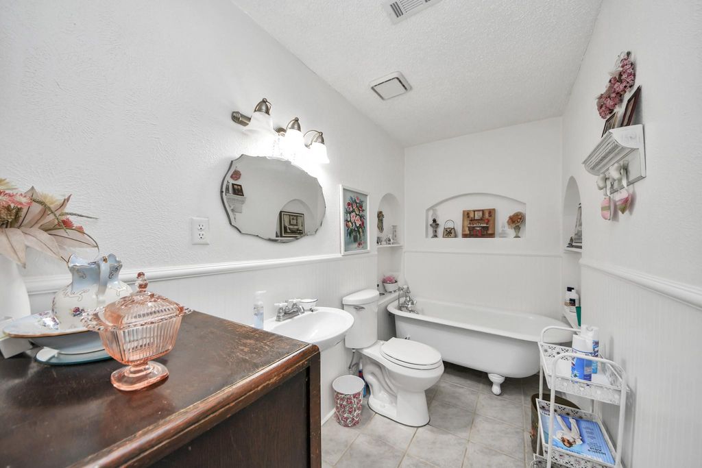 Image 32 of property listing at 3518 Kansas, Fresno, TX 77545