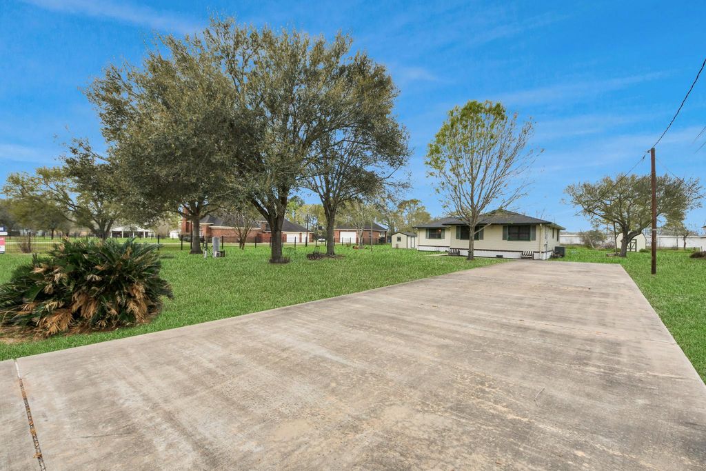 Image 35 of property listing at 3518 Kansas, Fresno, TX 77545