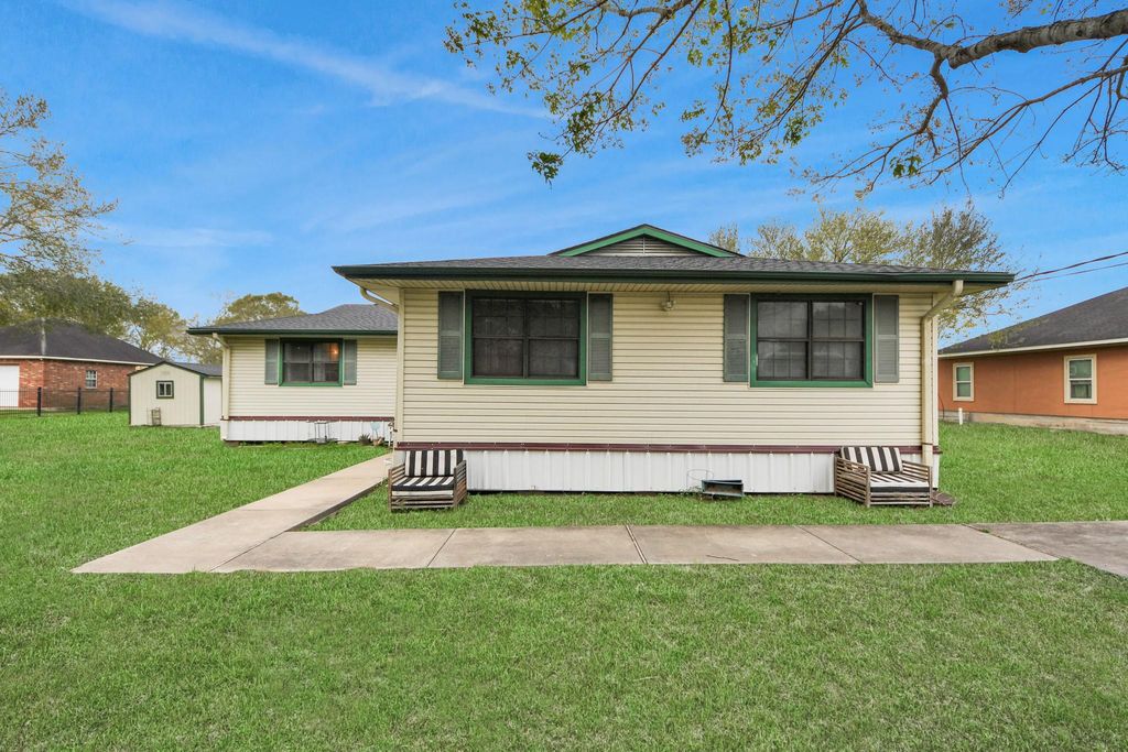 Image 4 of property listing at 3518 Kansas, Fresno, TX 77545