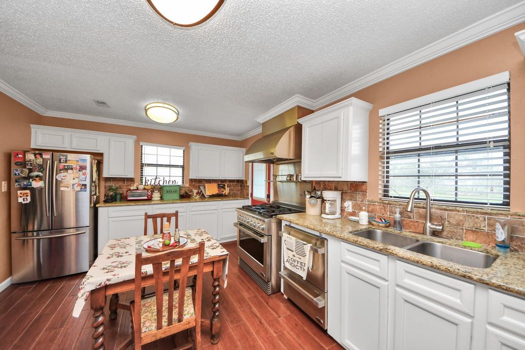 Image 8 of property listing at 3518 Kansas, Fresno, TX 77545