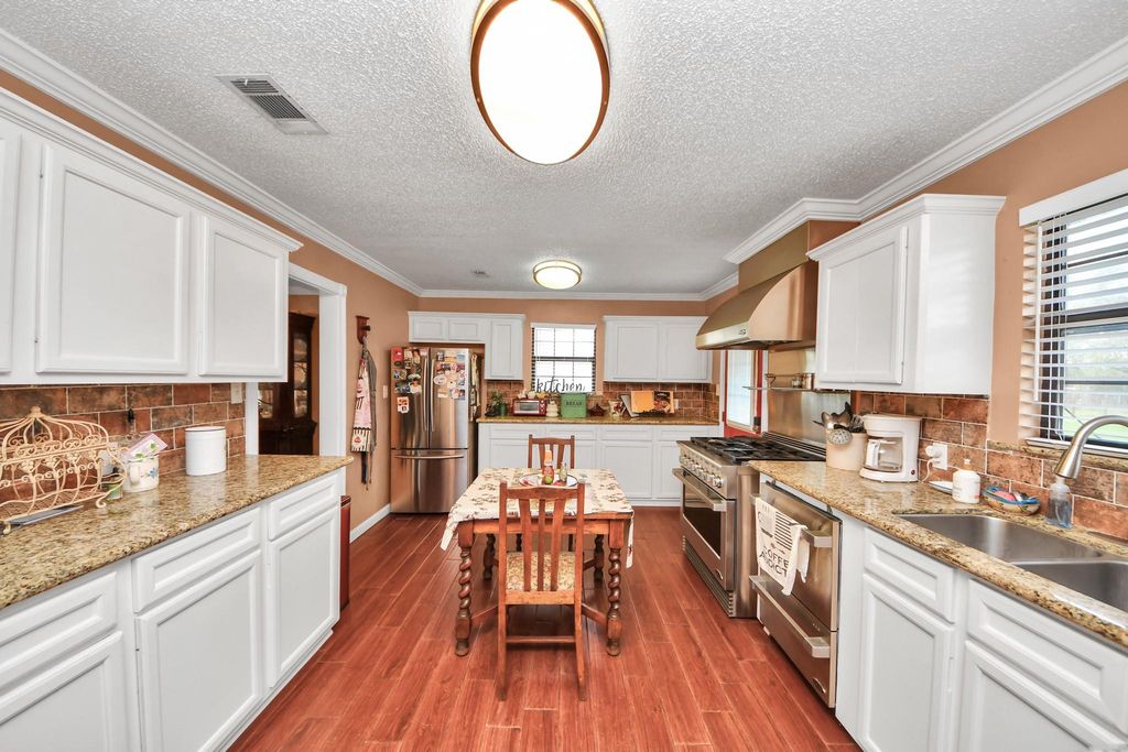 Image 9 of property listing at 3518 Kansas, Fresno, TX 77545