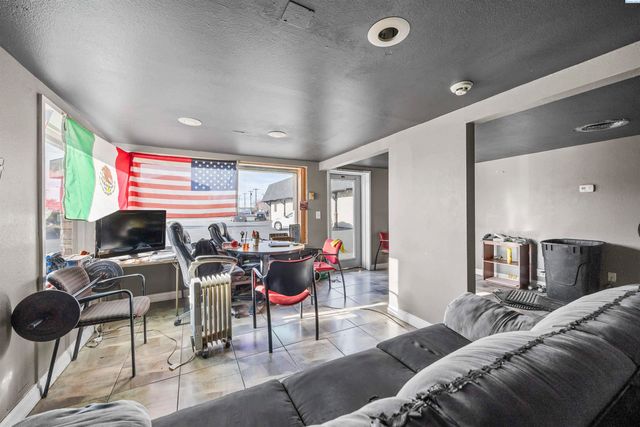 518 W Columbia Dr, Kennewick, WA 99336