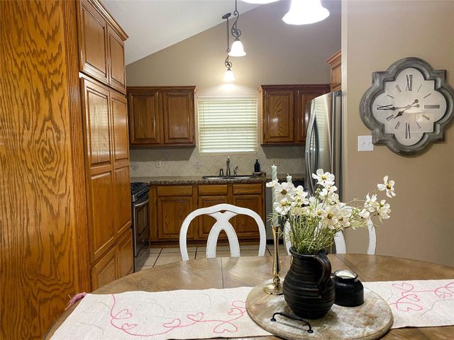 810 Live Oak Avenue, Bay City, TX 77414