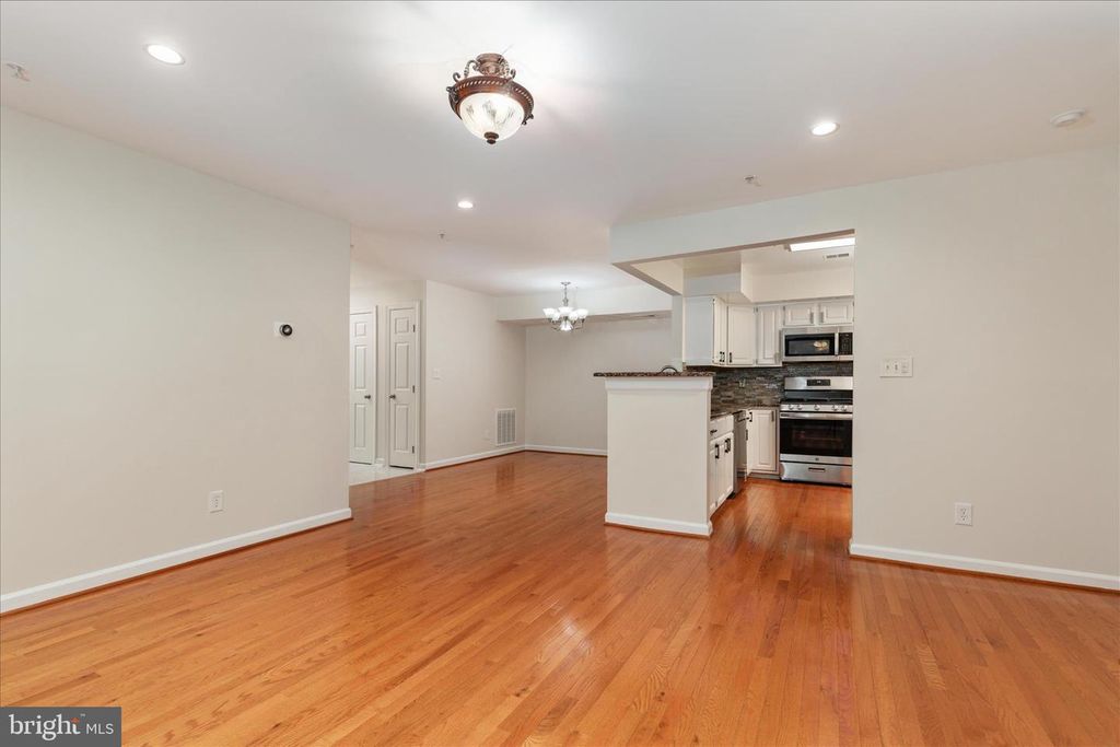 Image 10 of property listing at 12241 FAIRFIELD HOUSE DR #305B, Fairfax, VA 22033