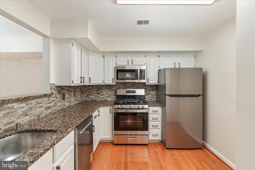 Image 14 of property listing at 12241 FAIRFIELD HOUSE DR #305B, Fairfax, VA 22033