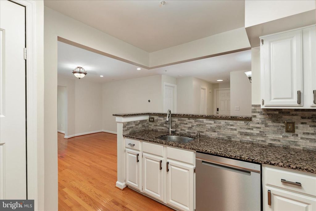 Image 15 of property listing at 12241 FAIRFIELD HOUSE DR #305B, Fairfax, VA 22033