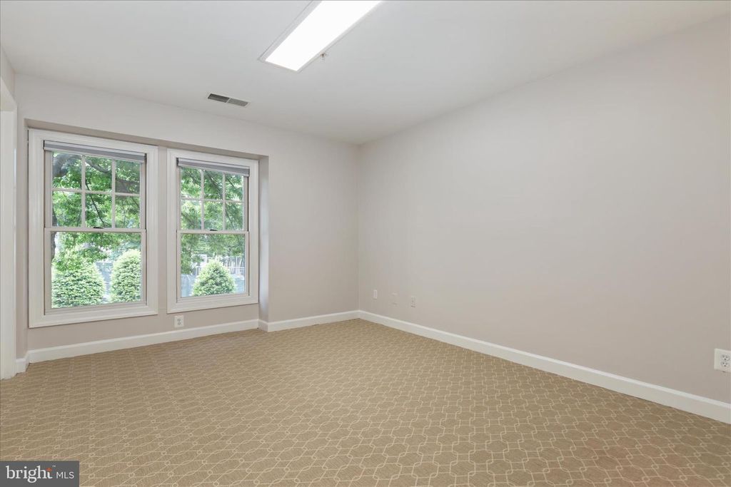Image 22 of property listing at 12241 FAIRFIELD HOUSE DR #305B, Fairfax, VA 22033