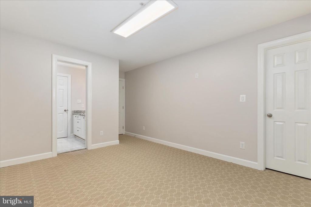 Image 23 of property listing at 12241 FAIRFIELD HOUSE DR #305B, Fairfax, VA 22033
