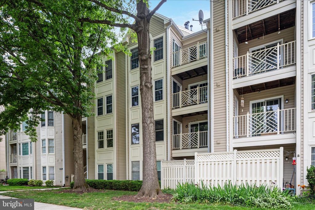 Image 34 of property listing at 12241 FAIRFIELD HOUSE DR #305B, Fairfax, VA 22033