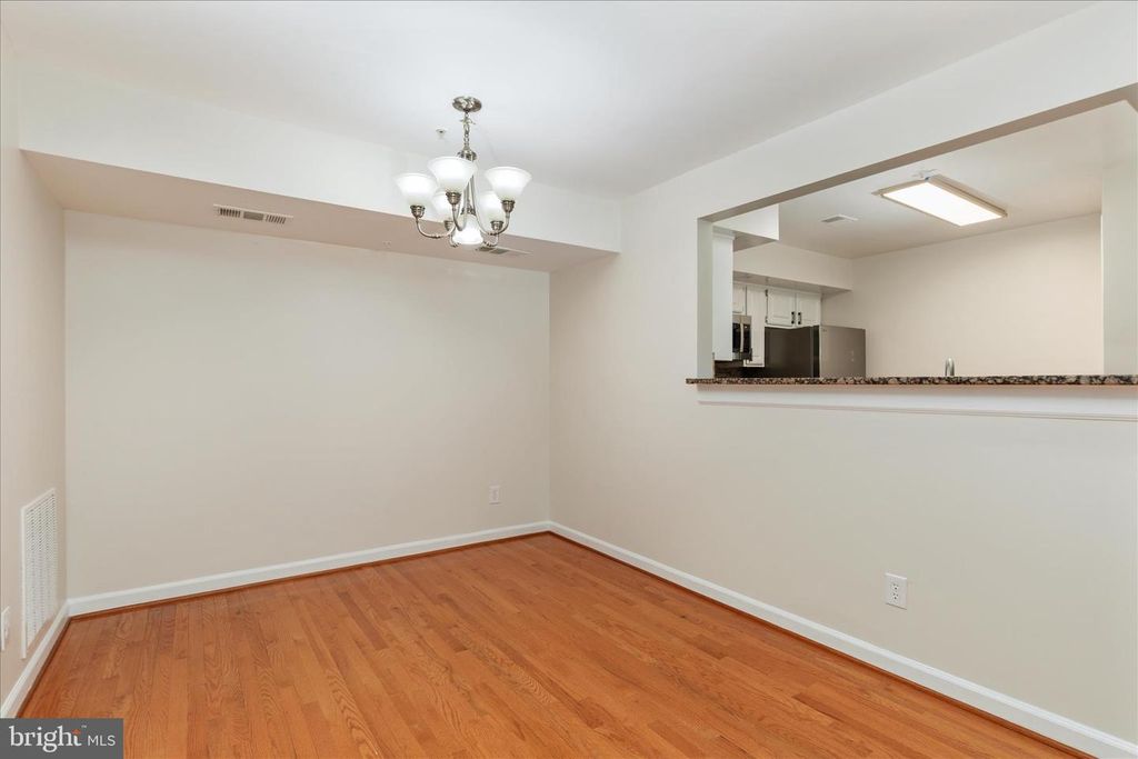 Image 6 of property listing at 12241 FAIRFIELD HOUSE DR #305B, Fairfax, VA 22033