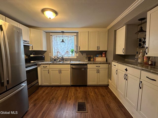 273 Gansevoort Road, Moreau, NY 12831