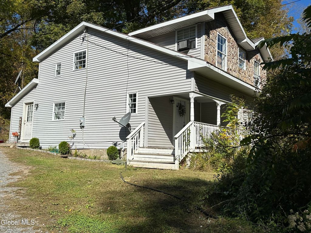 273 Gansevoort Road, Moreau, NY 12831