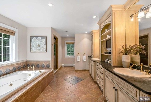 11 Cobblestone Drive, Upper Saddle River, NJ 07458