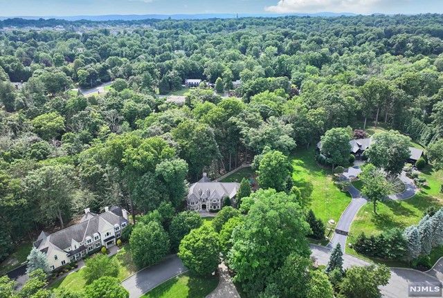 11 Cobblestone Drive, Upper Saddle River, NJ 07458
