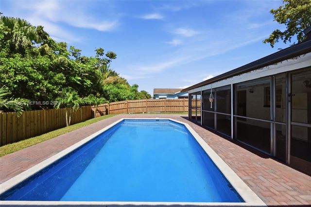 8972 SW 8th St, Boca Raton, FL 33433