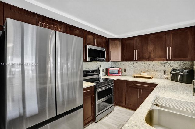 16478 NE 27th Pl 34, Eastern Shores, FL 33160