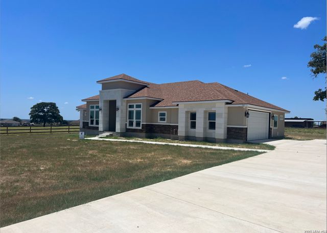 112 Estates Dr, La Vernia, TX 78121