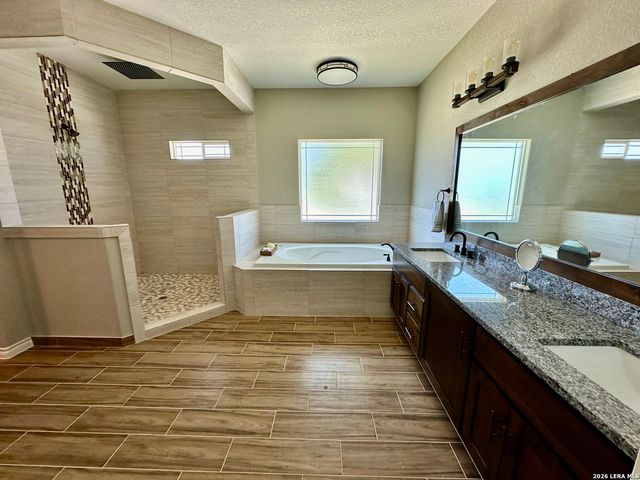 112 Estates Dr, La Vernia, TX 78121