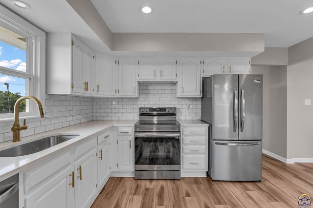 5328 NW Green Hills RD, Topeka, KS 66618