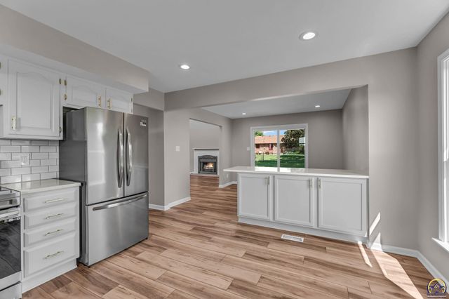 5328 NW Green Hills RD, Topeka, KS 66618