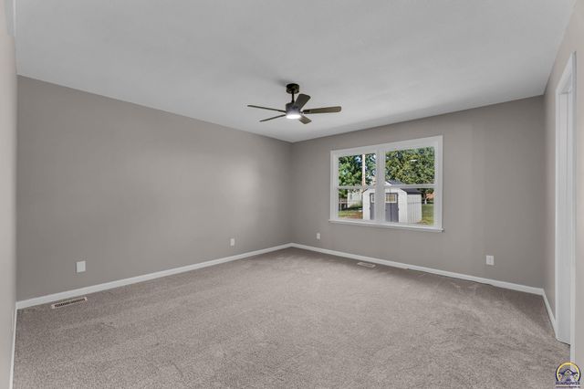 5328 NW Green Hills RD, Topeka, KS 66618